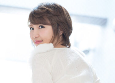 マンコをさらして息子の同級生を誘惑する母